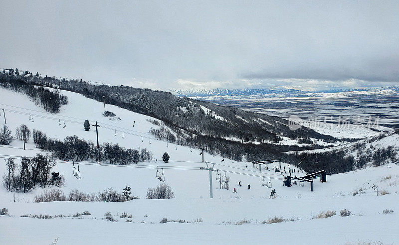 在犹他州北部的小滑雪胜地Cherry Peak，滑雪者和单板滑雪者。